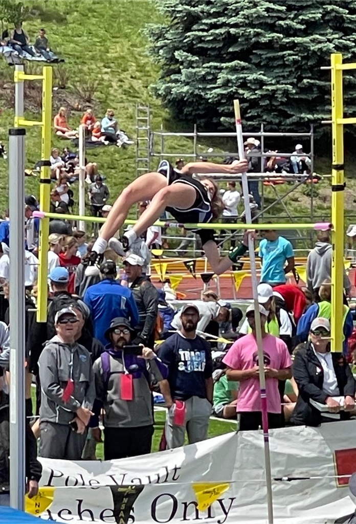 Cierra tied for 11th in the pole vault.